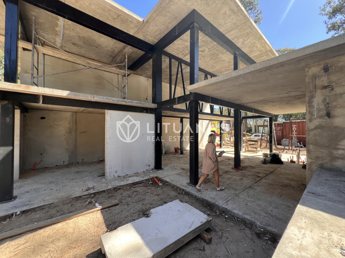 Casa ID.132 - Casa en venta en Solanas Country, construcción de hormigón armado, con piscina. 