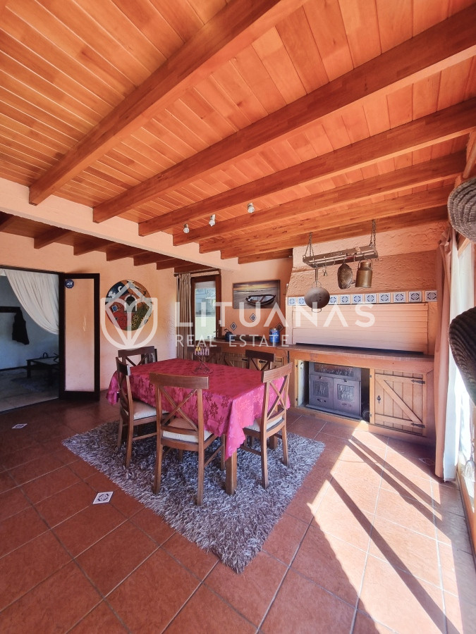 Casa ID.130 - Amplia casa de construcción tradicional, EN VENTA! 4 dormitorios. Piscina y 2 barbacoas.