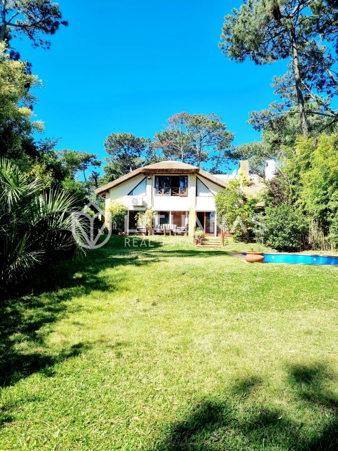 Casa ID.130 - Amplia casa de construcción tradicional, EN VENTA! 4 dormitorios. Piscina y 2 barbacoas.