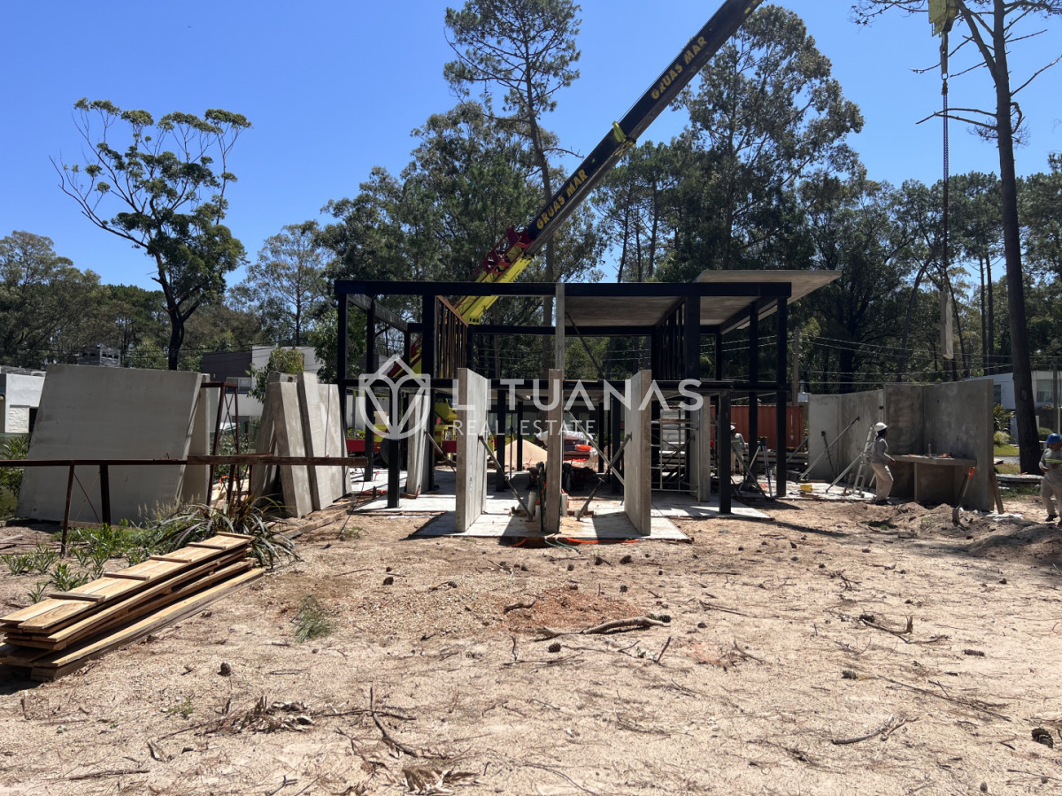 Casa ID.132 - Casa en venta en Solanas Country, construcción de hormigón armado, con piscina. 