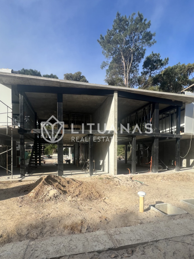 Casa ID.132 - Casa en venta en Solanas Country, construcción de hormigón armado, con piscina. 