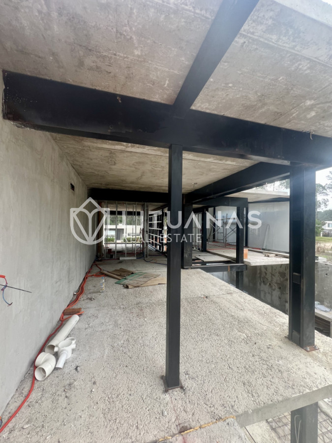 Casa ID.132 - Casa en venta en Solanas Country, construcción de hormigón armado, con piscina. 