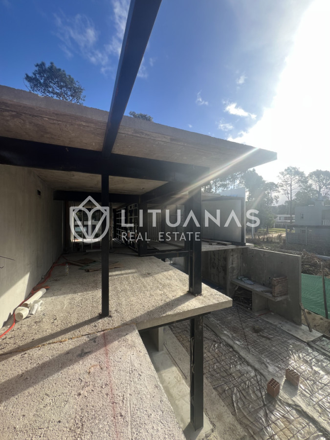 Casa ID.132 - Casa en venta en Solanas Country, construcción de hormigón armado, con piscina. 