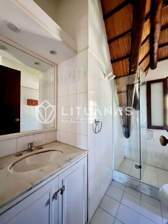 Casa ID.130 - Amplia casa de construcción tradicional, EN VENTA! 4 dormitorios. Piscina y 2 barbacoas.