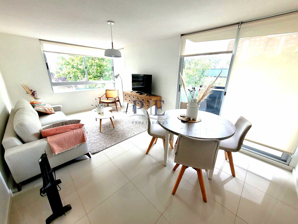 Amplio apartamento de 3 dormitorios y 2 baños, ideal para vivir todo el año o para renta. - Imagen 1