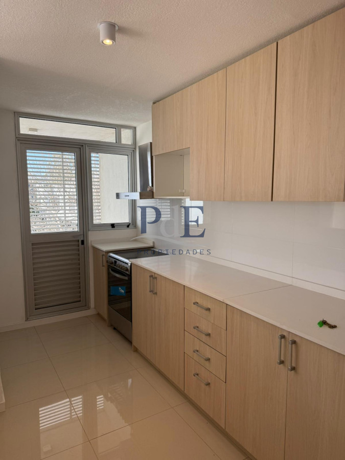 Amplio apartamento de 3 dormitorios y 2 baños, ideal para vivir todo el año o para renta. - Imagen 7