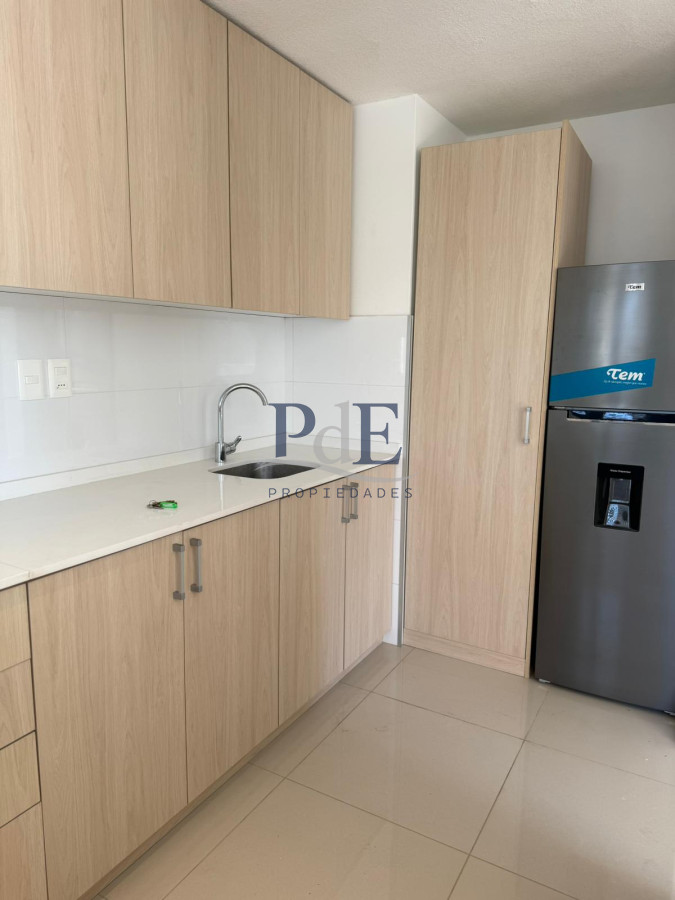 Amplio apartamento de 3 dormitorios y 2 baños, ideal para vivir todo el año o para renta. - Imagen 4