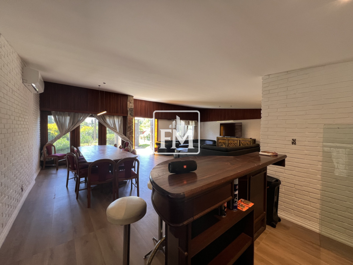 Casa ID.48 - Amplia casa en Cantegril, Punta del Este. 509m2 construidos y 2000 de terreno.