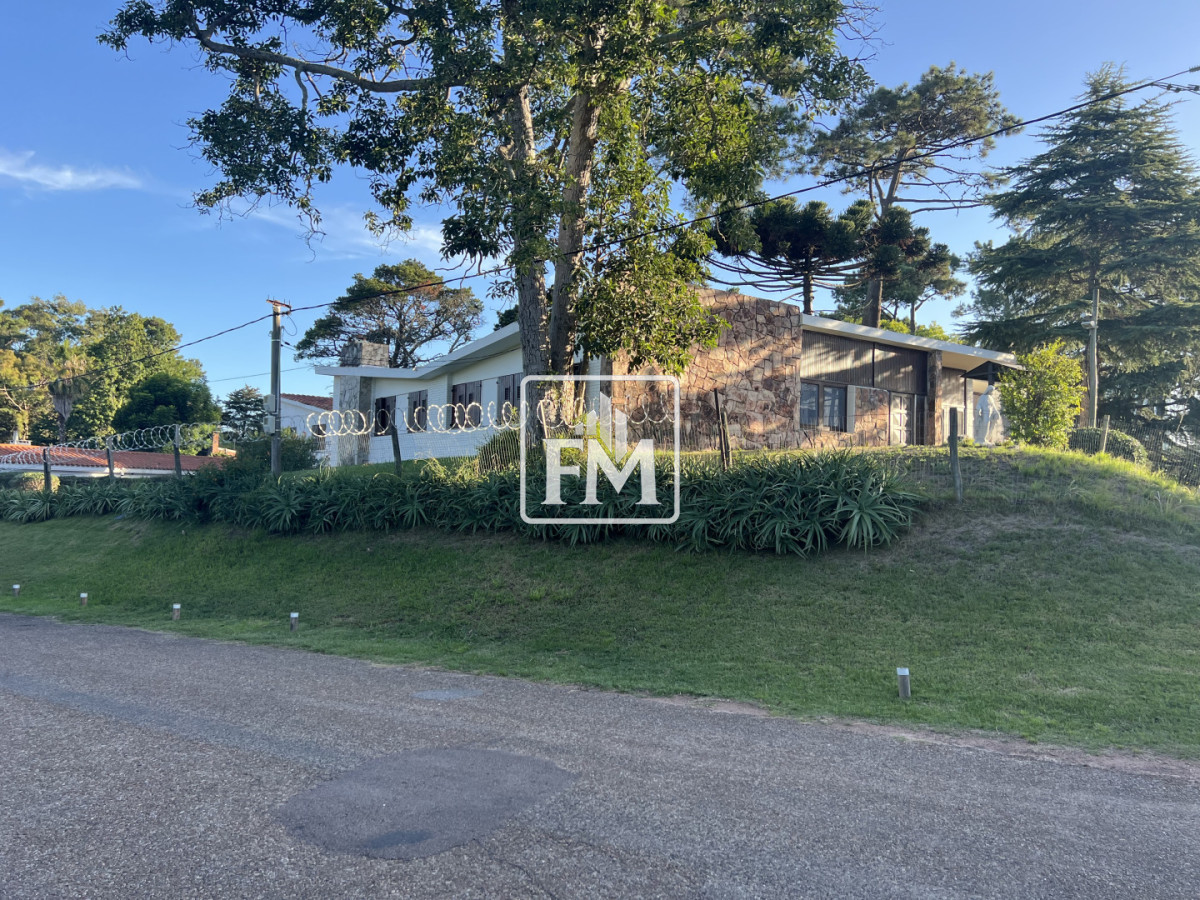 Casa ID.48 - Amplia casa en Cantegril, Punta del Este. 509m2 construidos y 2000 de terreno.