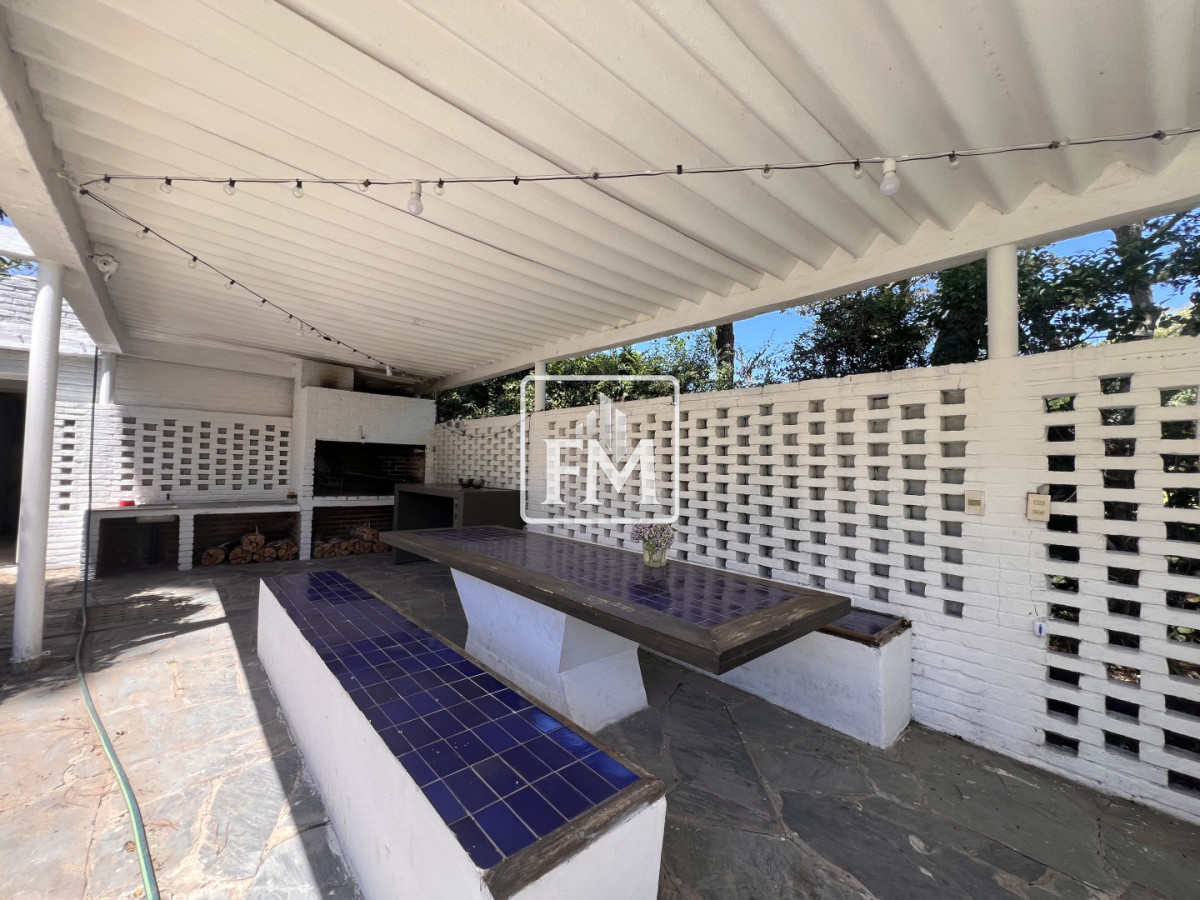 Casa ID.48 - Amplia casa en Cantegril, Punta del Este. 509m2 construidos y 2000 de terreno.