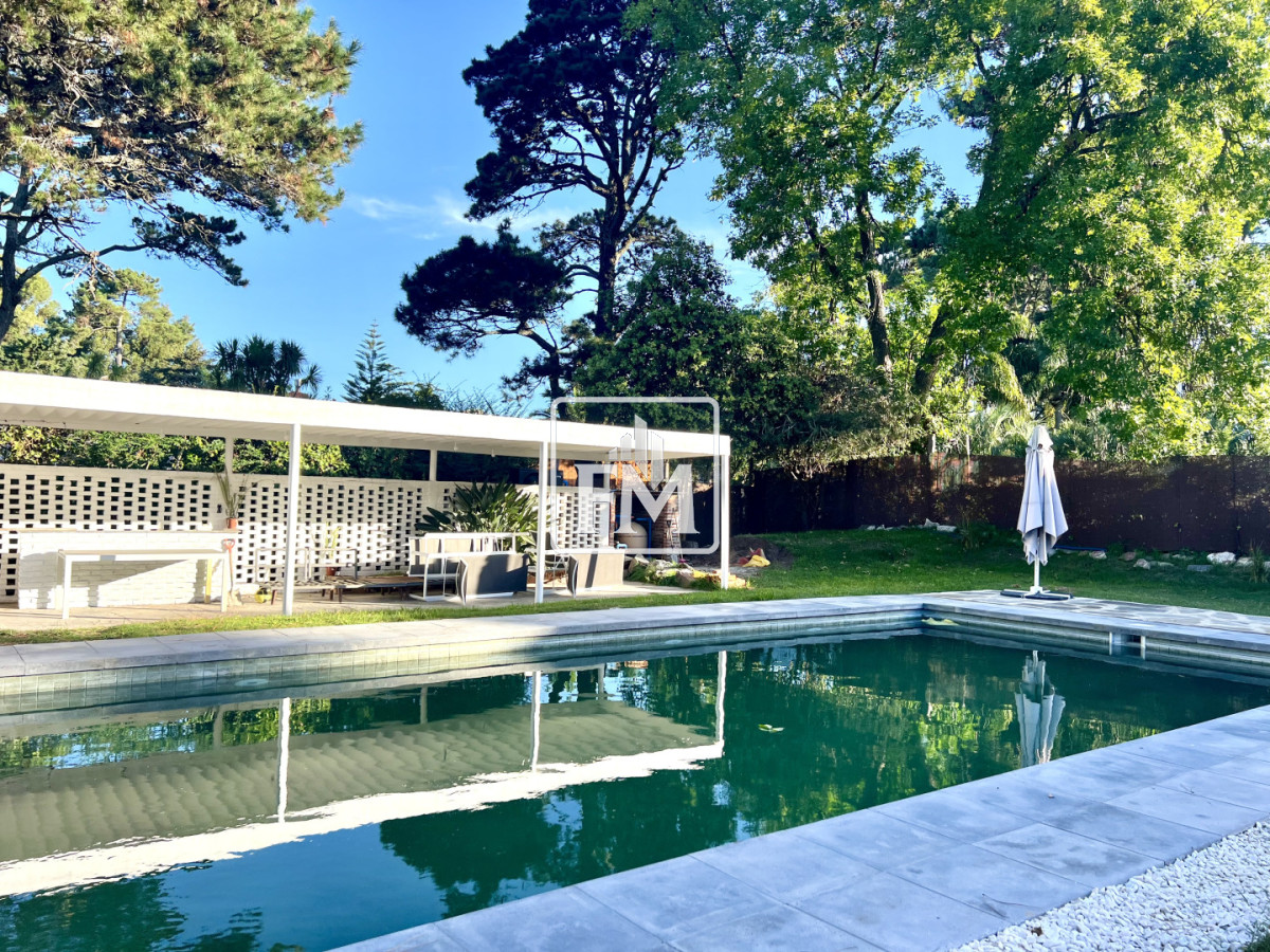 Casa ID.48 - Amplia casa en Cantegril, Punta del Este. 509m2 construidos y 2000 de terreno.