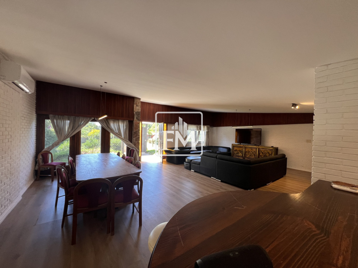 Casa ID.48 - Amplia casa en Cantegril, Punta del Este. 509m2 construidos y 2000 de terreno.