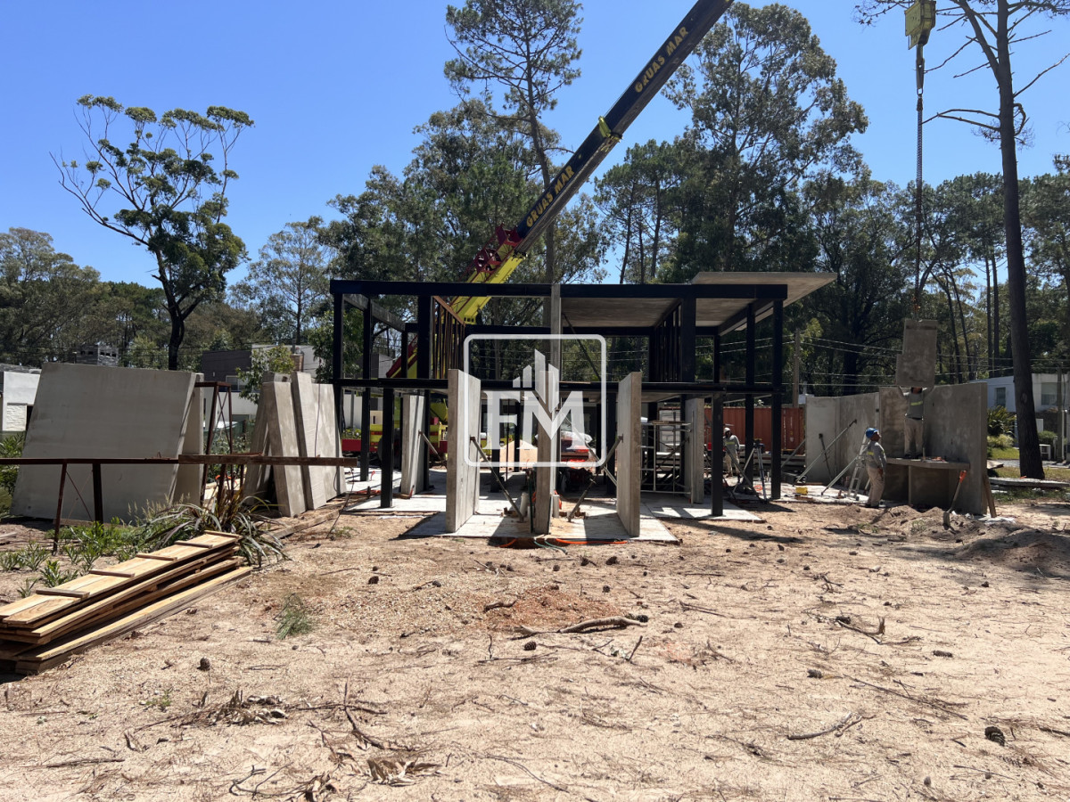 Casa ID.51 - Casa en venta en Solanas Country, construcción de hormigón armado, con piscina. 