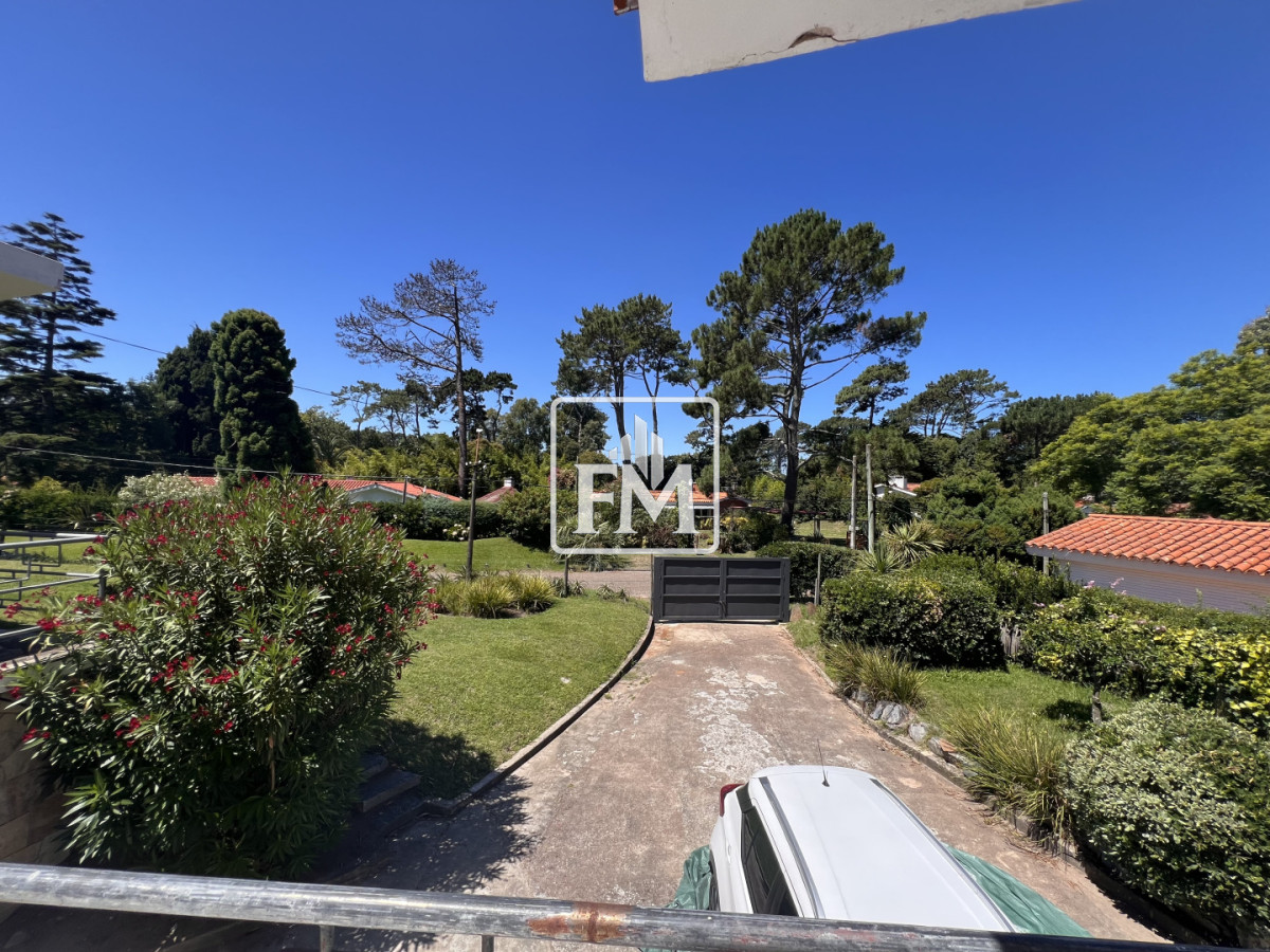 Casa ID.48 - Amplia casa en Cantegril, Punta del Este. 509m2 construidos y 2000 de terreno.