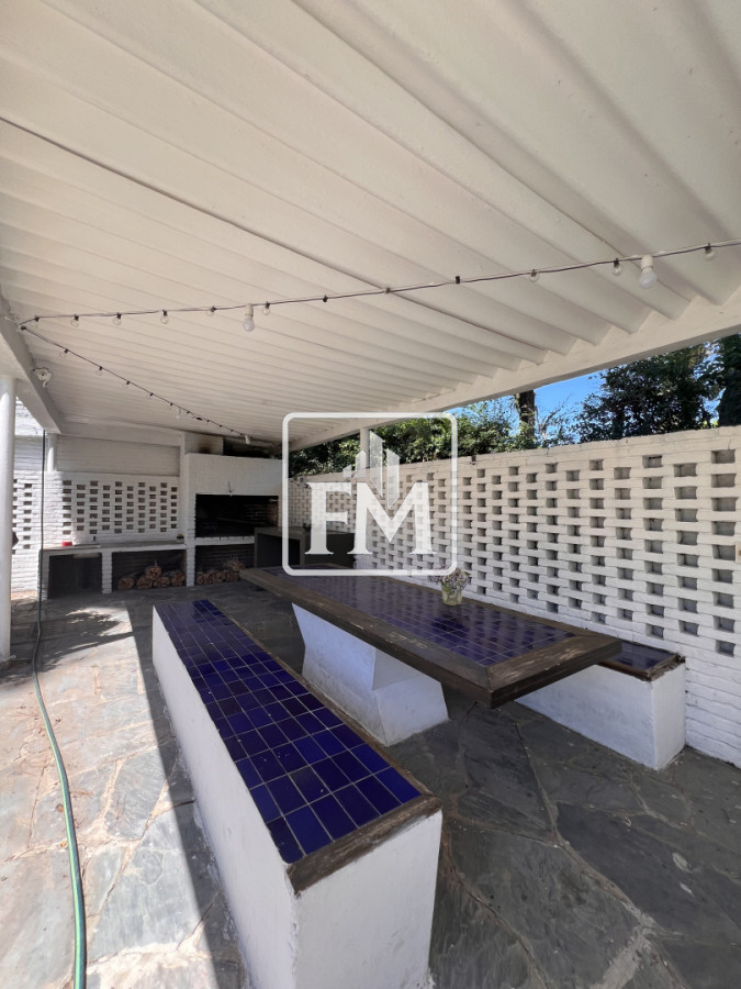 Casa ID.48 - Amplia casa en Cantegril, Punta del Este. 509m2 construidos y 2000 de terreno.