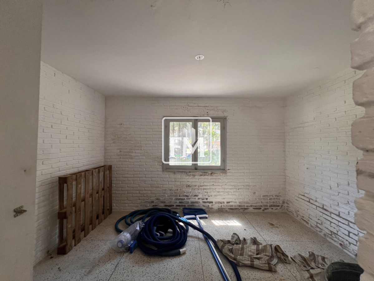 Casa ID.48 - Amplia casa en Cantegril, Punta del Este. 509m2 construidos y 2000 de terreno.