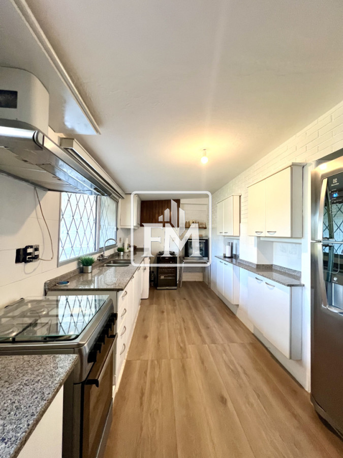 Casa ID.48 - Amplia casa en Cantegril, Punta del Este. 509m2 construidos y 2000 de terreno.