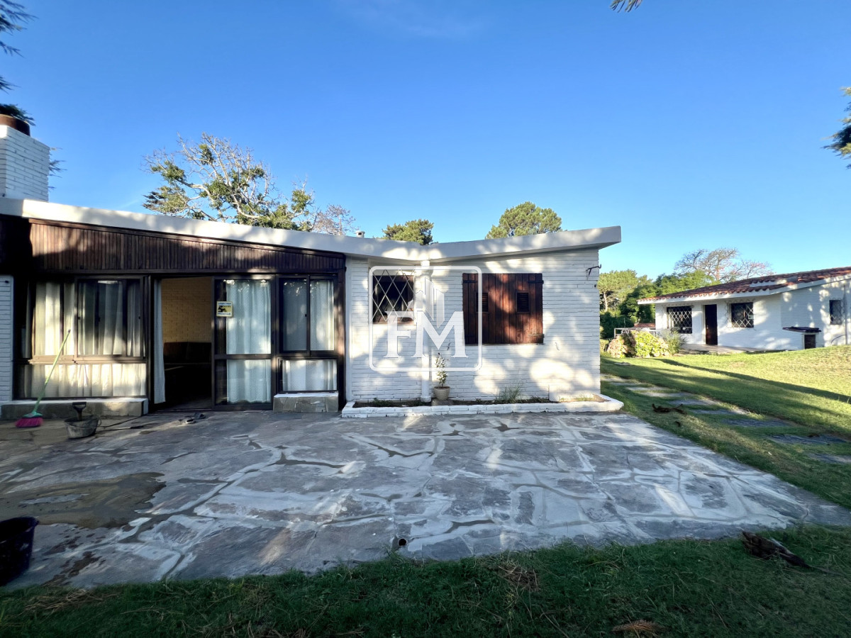 Casa ID.48 - Amplia casa en Cantegril, Punta del Este. 509m2 construidos y 2000 de terreno.