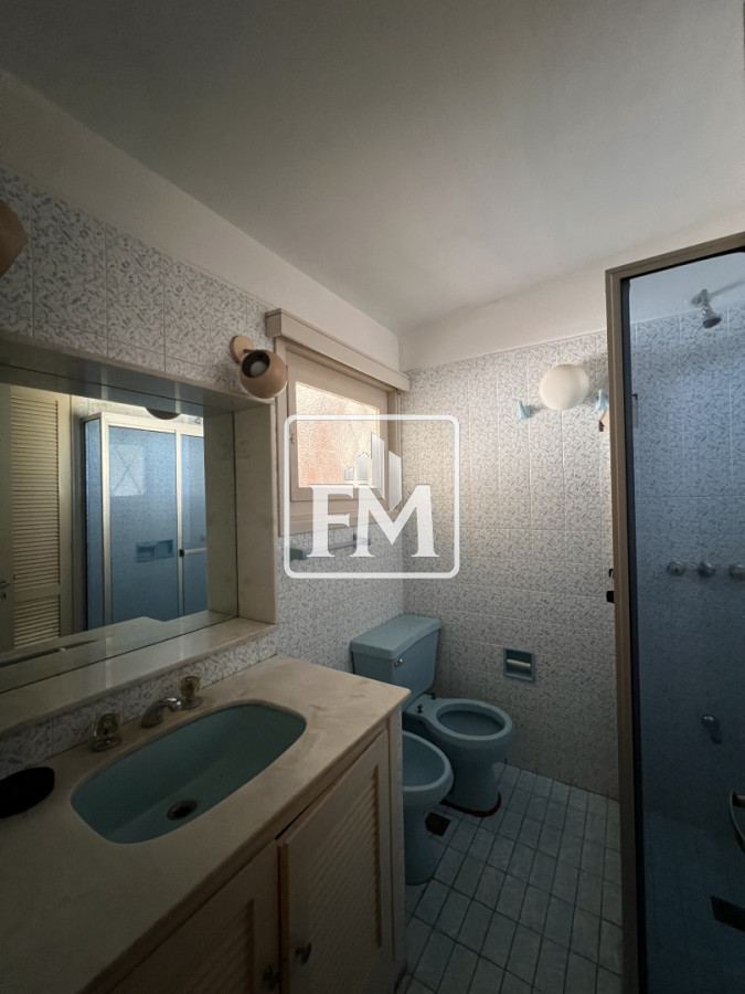 Casa ID.48 - Amplia casa en Cantegril, Punta del Este. 509m2 construidos y 2000 de terreno.