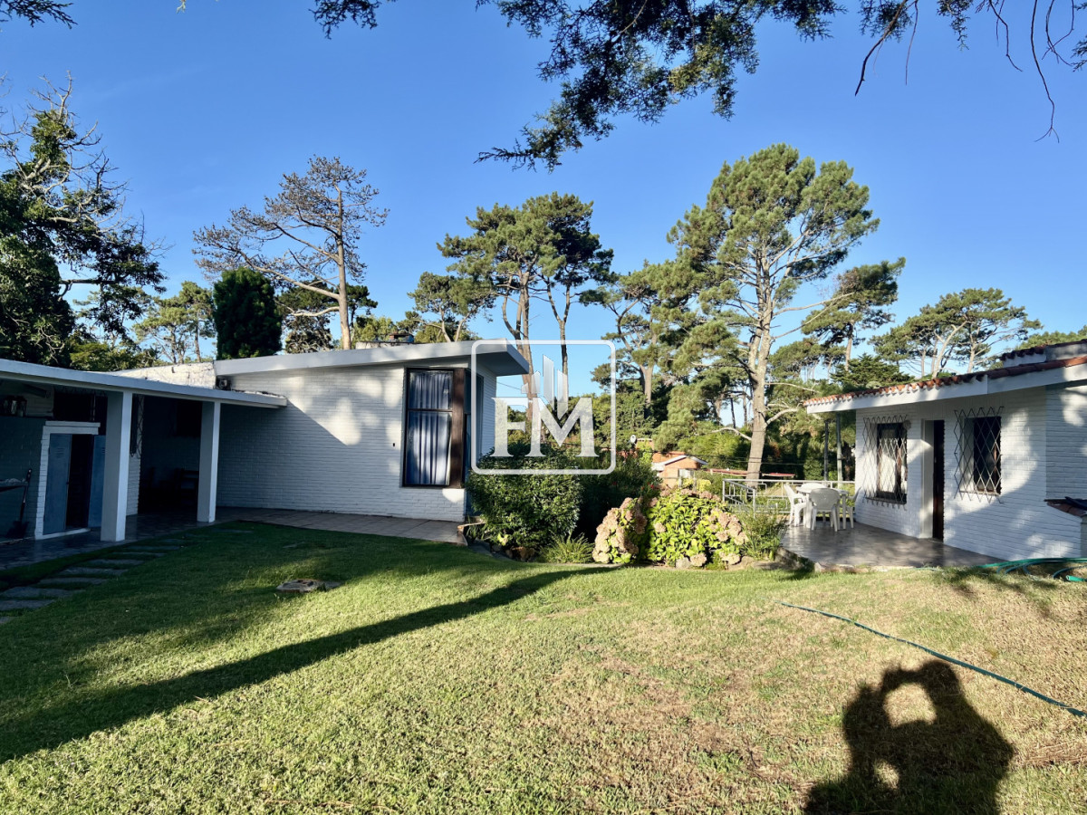 Casa ID.48 - Amplia casa en Cantegril, Punta del Este. 509m2 construidos y 2000 de terreno.