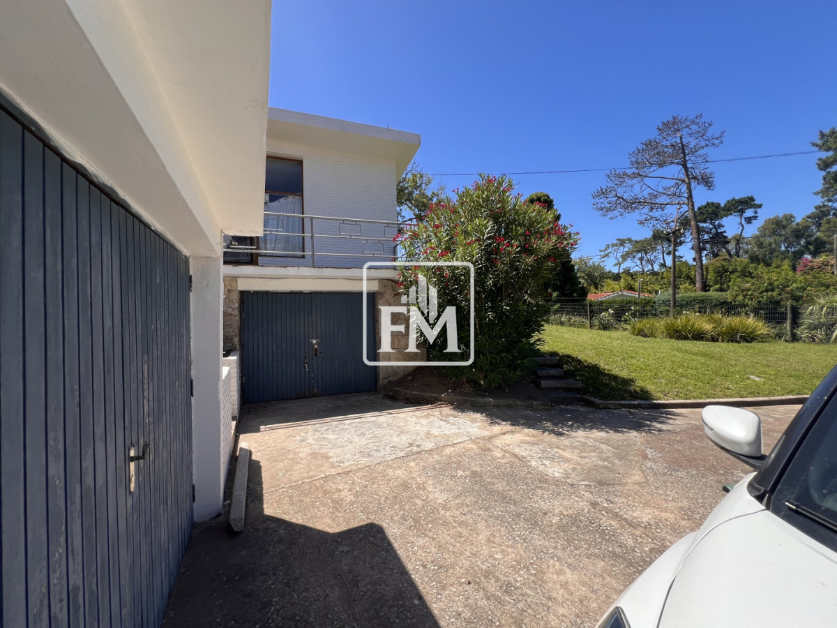 Casa ID.48 - Amplia casa en Cantegril, Punta del Este. 509m2 construidos y 2000 de terreno.