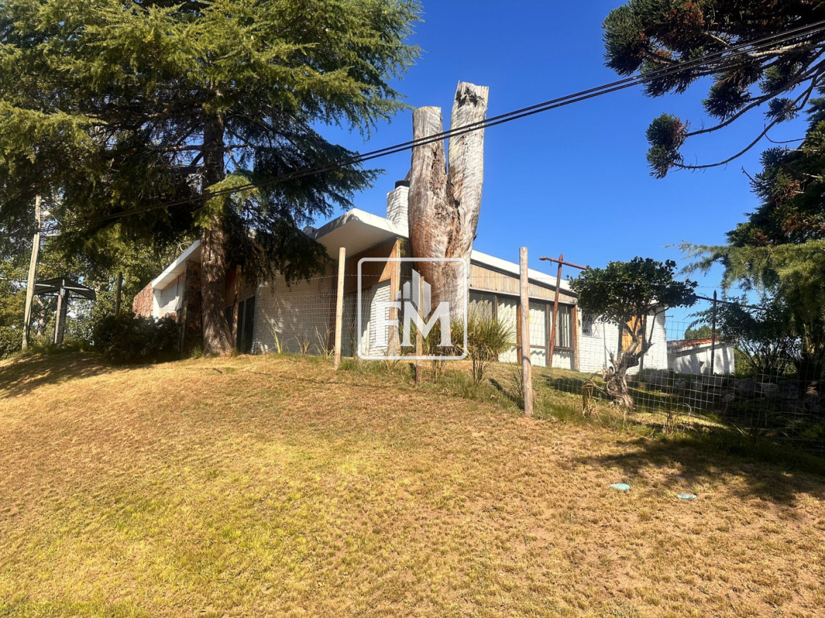 Casa ID.48 - Amplia casa en Cantegril, Punta del Este. 509m2 construidos y 2000 de terreno.