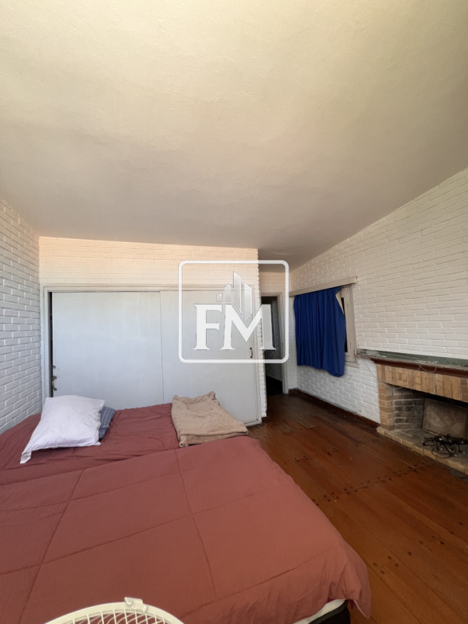 Casa ID.48 - Amplia casa en Cantegril, Punta del Este. 509m2 construidos y 2000 de terreno.