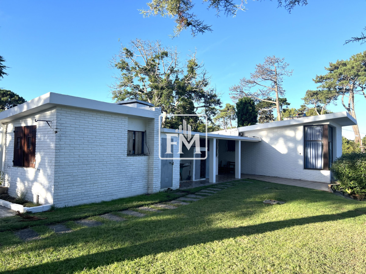 Casa ID.48 - Amplia casa en Cantegril, Punta del Este. 509m2 construidos y 2000 de terreno.