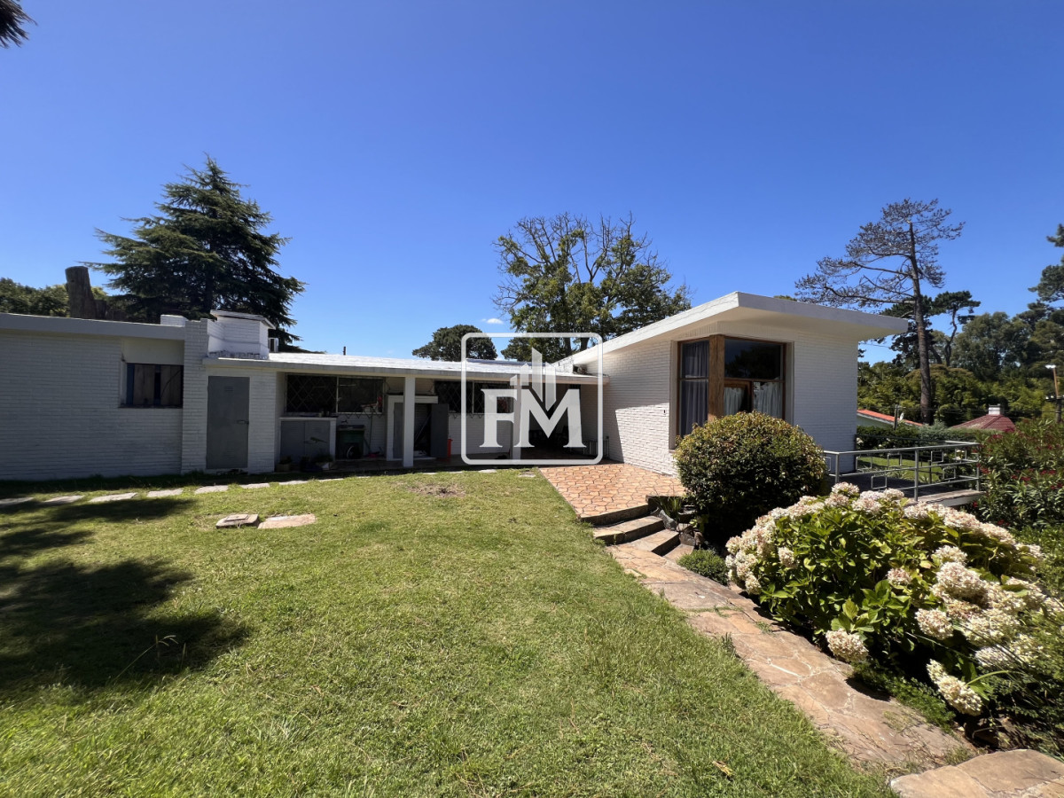 Casa ID.48 - Amplia casa en Cantegril, Punta del Este. 509m2 construidos y 2000 de terreno.