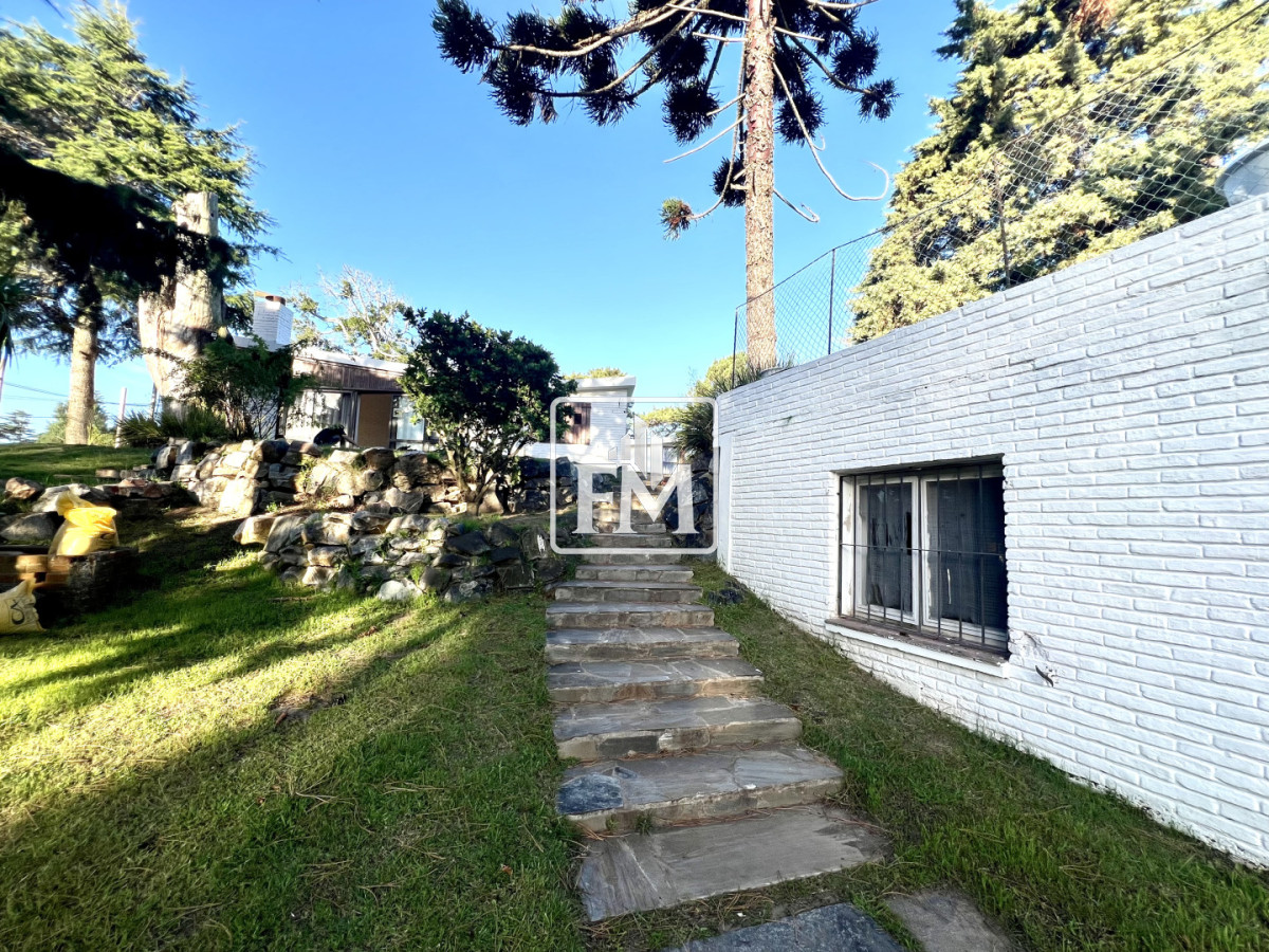 Casa ID.48 - Amplia casa en Cantegril, Punta del Este. 509m2 construidos y 2000 de terreno.