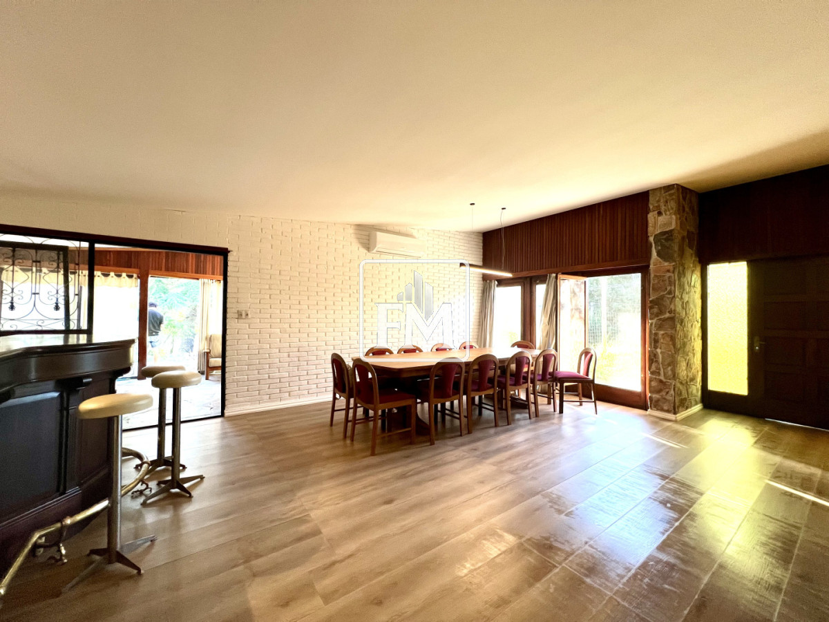 Casa ID.48 - Amplia casa en Cantegril, Punta del Este. 509m2 construidos y 2000 de terreno.