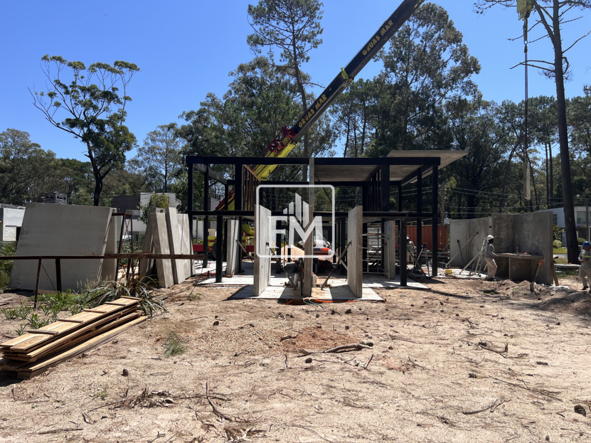 Casa ID.51 - Casa en venta en Solanas Country, construcción de hormigón armado, con piscina. 