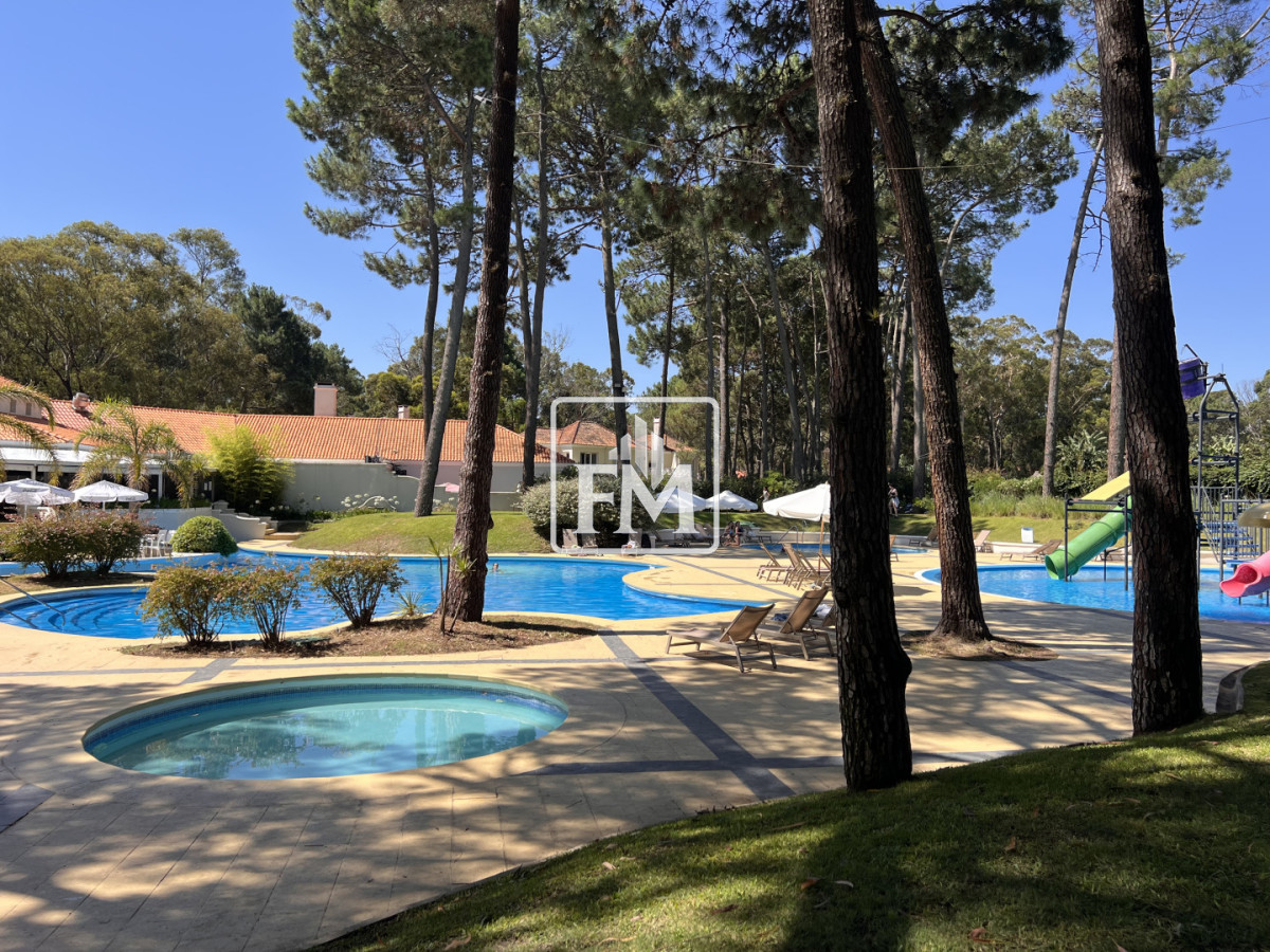 Casa ID.51 - Casa en venta en Solanas Country, construcción de hormigón armado, con piscina. 