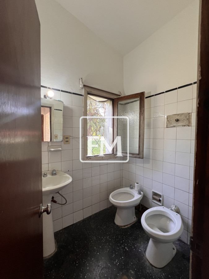 Casa ID.48 - Amplia casa en Cantegril, Punta del Este. 509m2 construidos y 2000 de terreno.