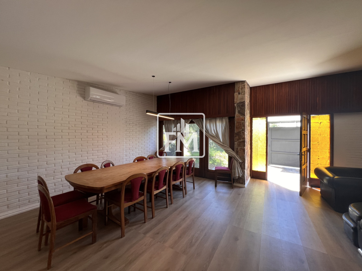 Casa ID.48 - Amplia casa en Cantegril, Punta del Este. 509m2 construidos y 2000 de terreno.