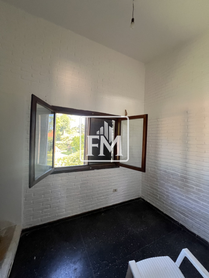 Casa ID.48 - Amplia casa en Cantegril, Punta del Este. 509m2 construidos y 2000 de terreno.