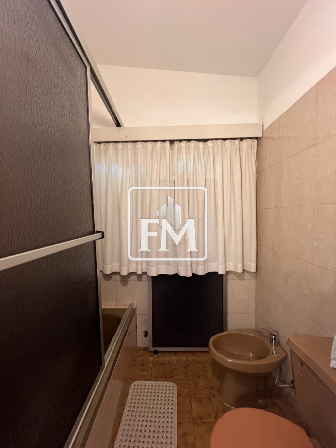 Casa ID.48 - Amplia casa en Cantegril, Punta del Este. 509m2 construidos y 2000 de terreno.