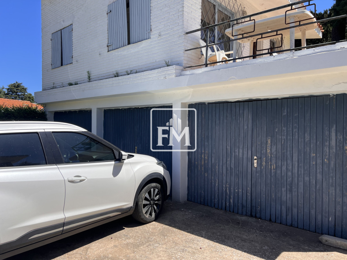 Casa ID.48 - Amplia casa en Cantegril, Punta del Este. 509m2 construidos y 2000 de terreno.