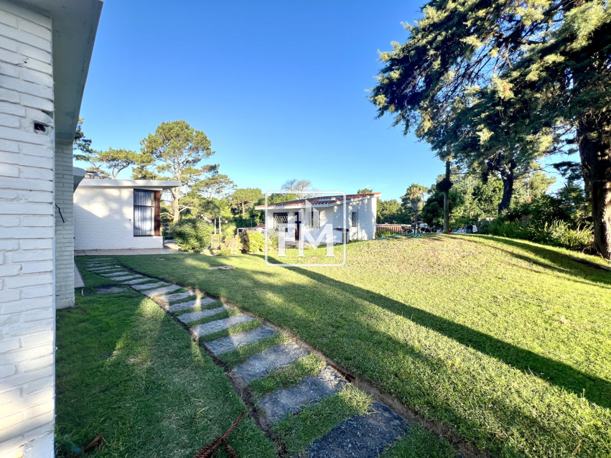 Casa ID.48 - Amplia casa en Cantegril, Punta del Este. 509m2 construidos y 2000 de terreno.