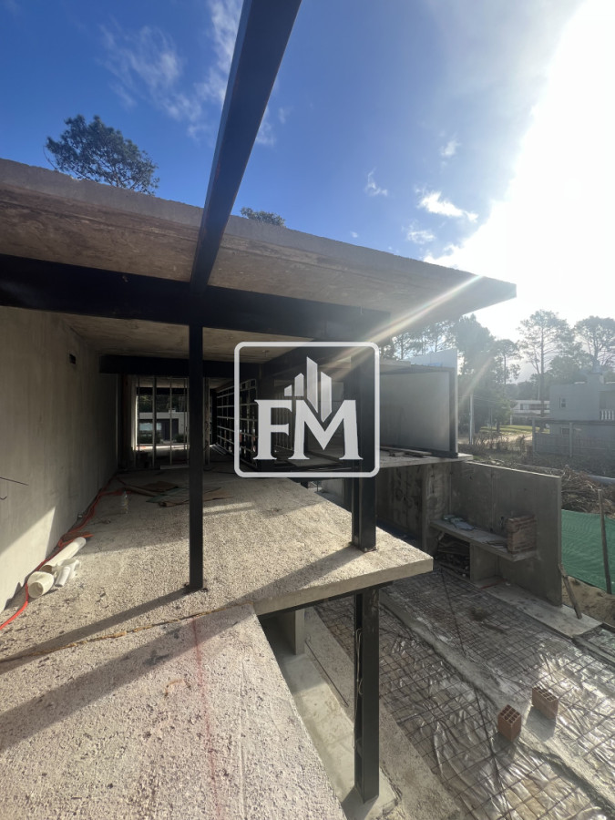 Casa ID.51 - Casa en venta en Solanas Country, construcción de hormigón armado, con piscina. 