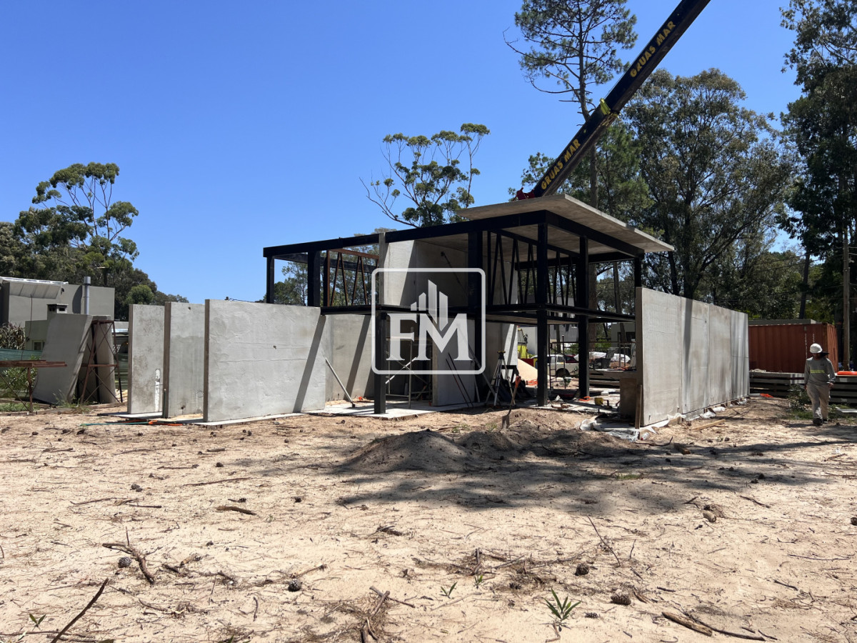 Casa ID.51 - Casa en venta en Solanas Country, construcción de hormigón armado, con piscina. 