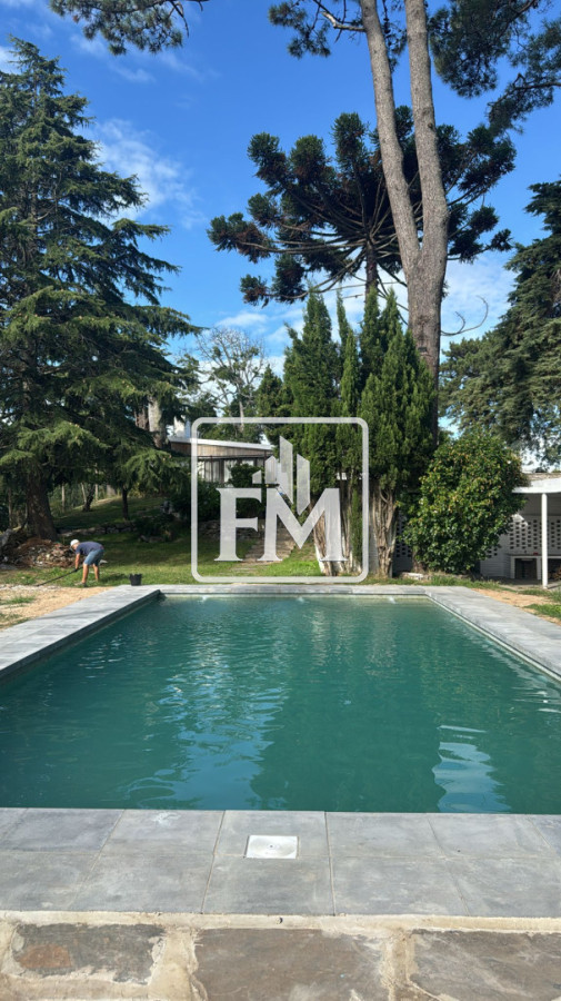 Casa ID.48 - Amplia casa en Cantegril, Punta del Este. 509m2 construidos y 2000 de terreno.