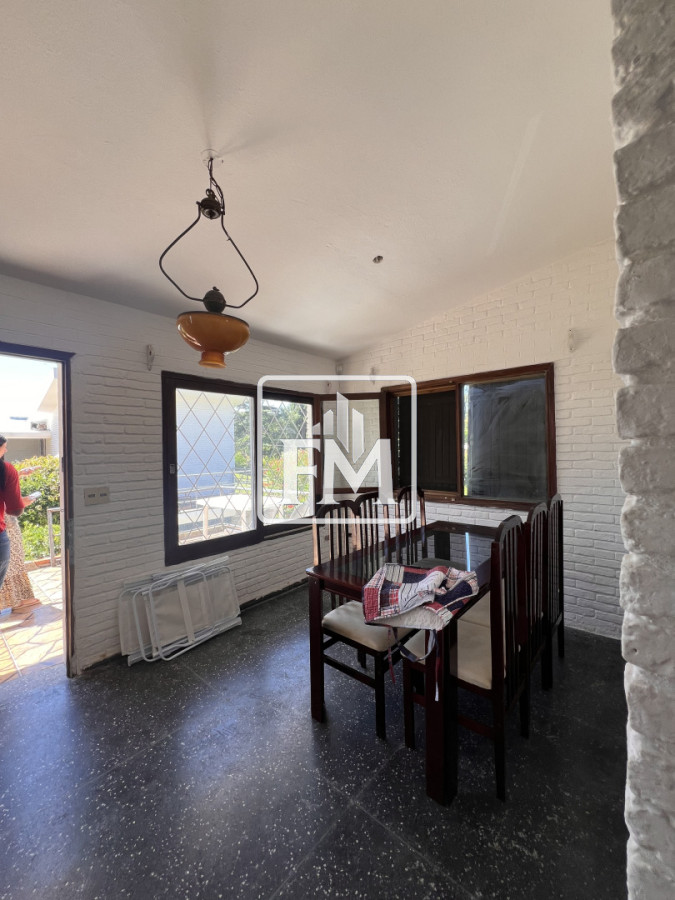 Casa ID.48 - Amplia casa en Cantegril, Punta del Este. 509m2 construidos y 2000 de terreno.