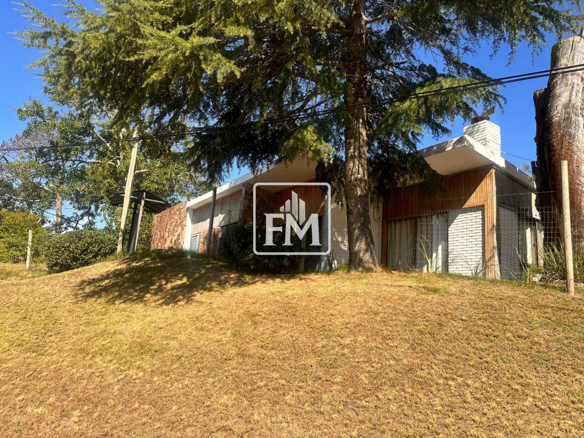 Casa ID.48 - Amplia casa en Cantegril, Punta del Este. 509m2 construidos y 2000 de terreno.