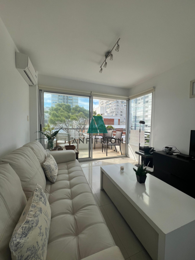 Apartamento ID.400 - Exclusivo apartamento de 2 dormitorios con parrillero propio. Punta del Este. 