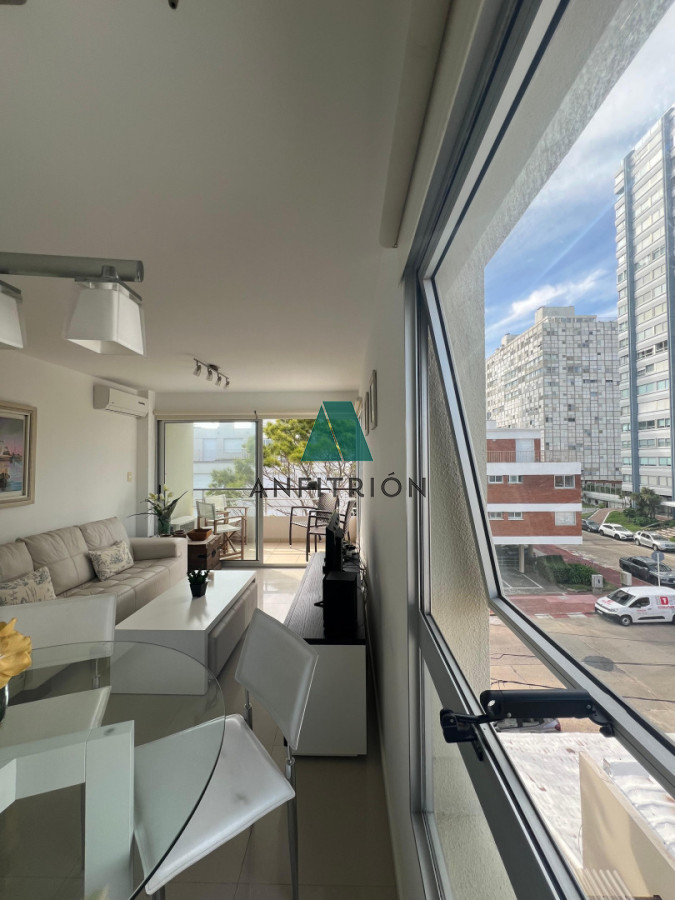 Apartamento ID.400 - Exclusivo apartamento de 2 dormitorios con parrillero propio. Punta del Este. 
