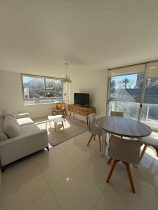 Amplio apartamento de 3 dormitorios y 2 baños, ideal para vivir todo el año o para renta.