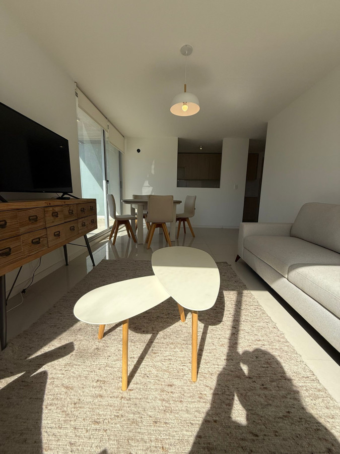 Imagen de Amplio apartamento de 3 dormitorios y 2 baños, ideal para vivir todo el año o para renta.