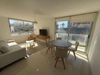 Amplio apartamento de 3 dormitorios y 2 baños, ideal para vivir todo el año o para renta.