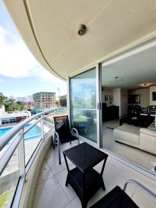 Se vende, amplio apartamento en edificio con todos los servicios, ideal para vivir todo el año!